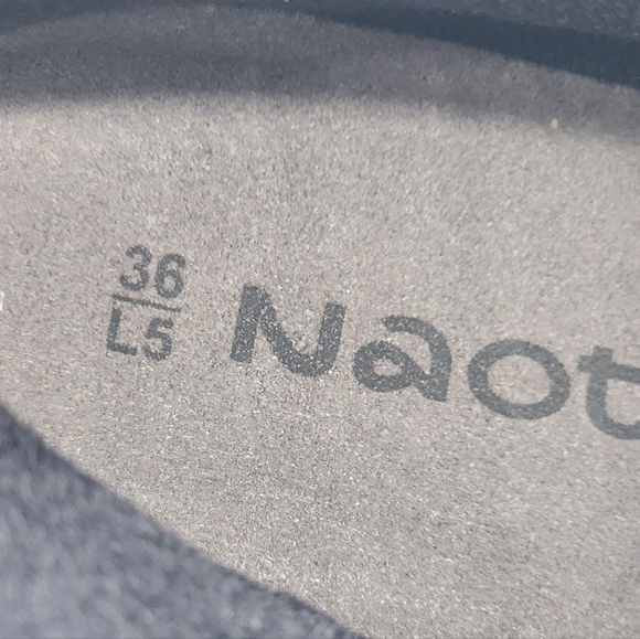 Naot Black Crinkle Patent Leather Zip Up Chelsea Bootie Women's Size 5 EU 36 - Picture 11 of 12